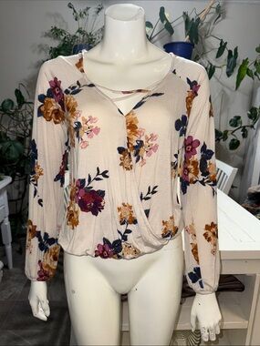 About a girl Floral criss cross Long-Sleeve Top in Cream med rayon